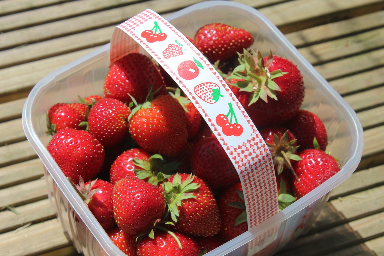 strawberry punnet fruit free photo