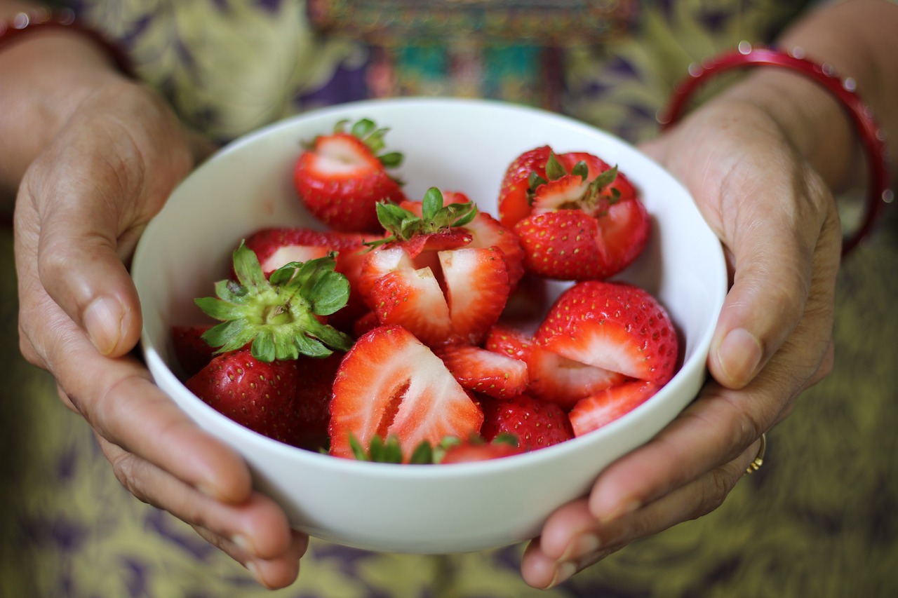 strawberry fruits healthy food free photo