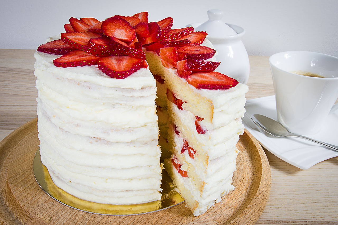 strawberry  cake  strawberries free photo