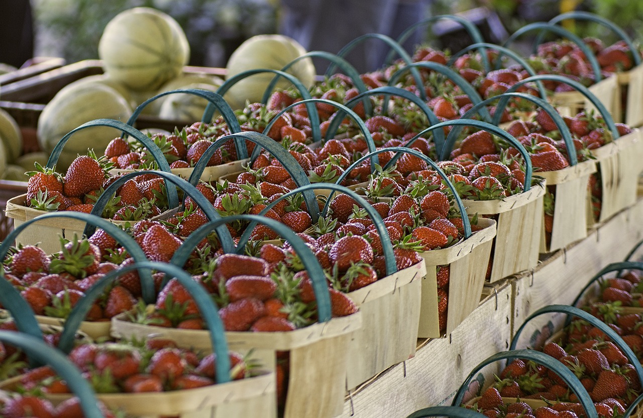 strawberry fruit market free photo