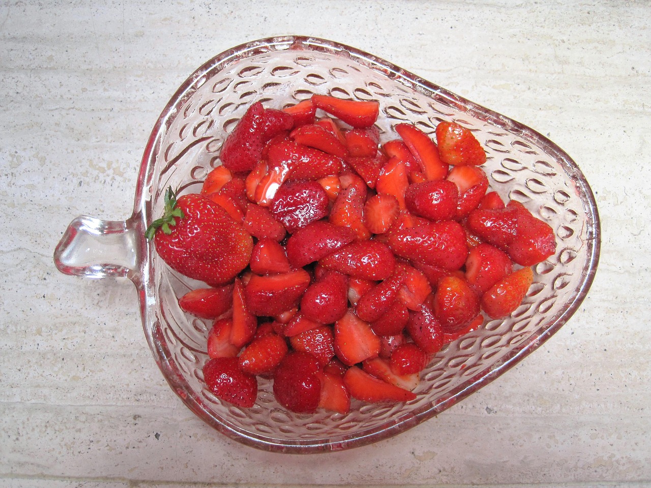 strawberry bowl summer fruits red free photo
