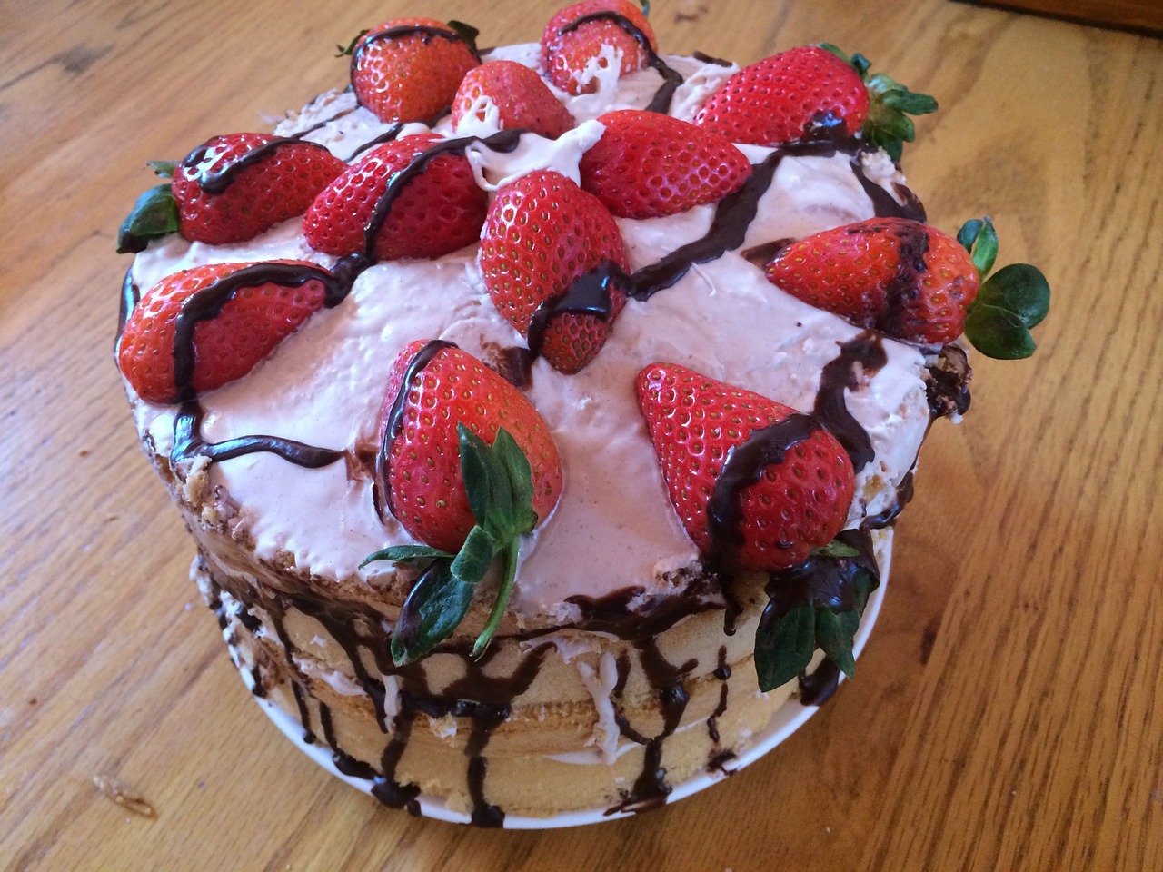 strawberry cake fresh strawberries strawberry free photo