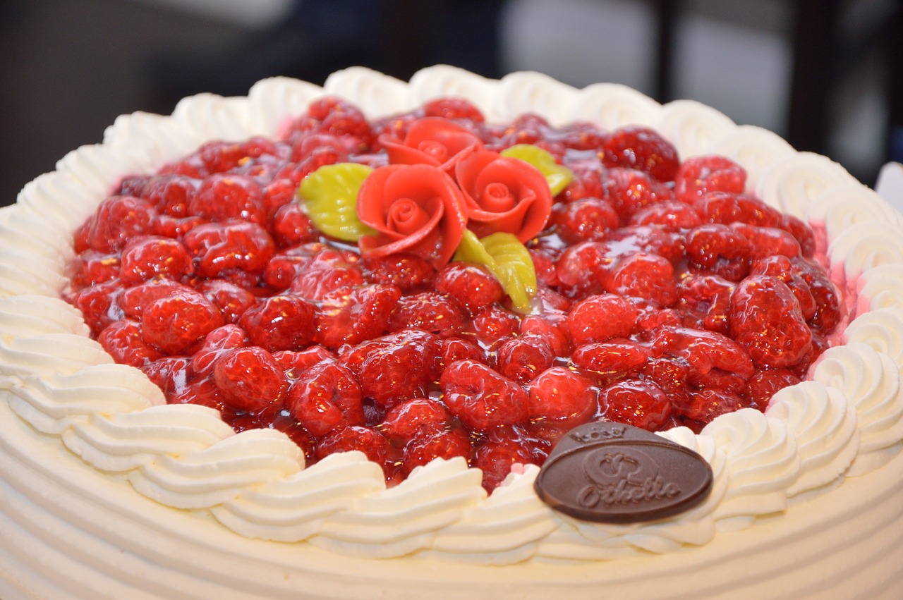 strawberry cake  cake  delicious free photo