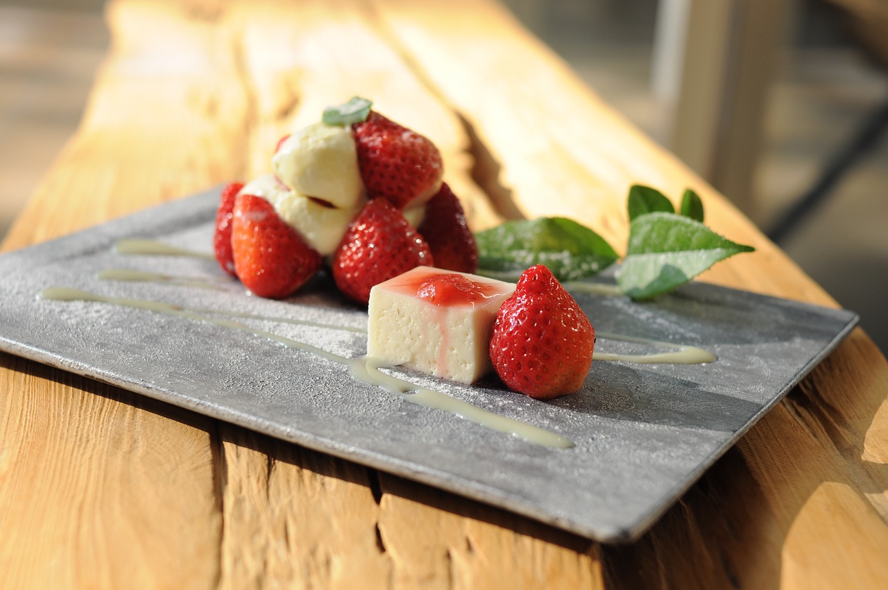 strawberry dessert japanese-style dessert r strawberry free photo