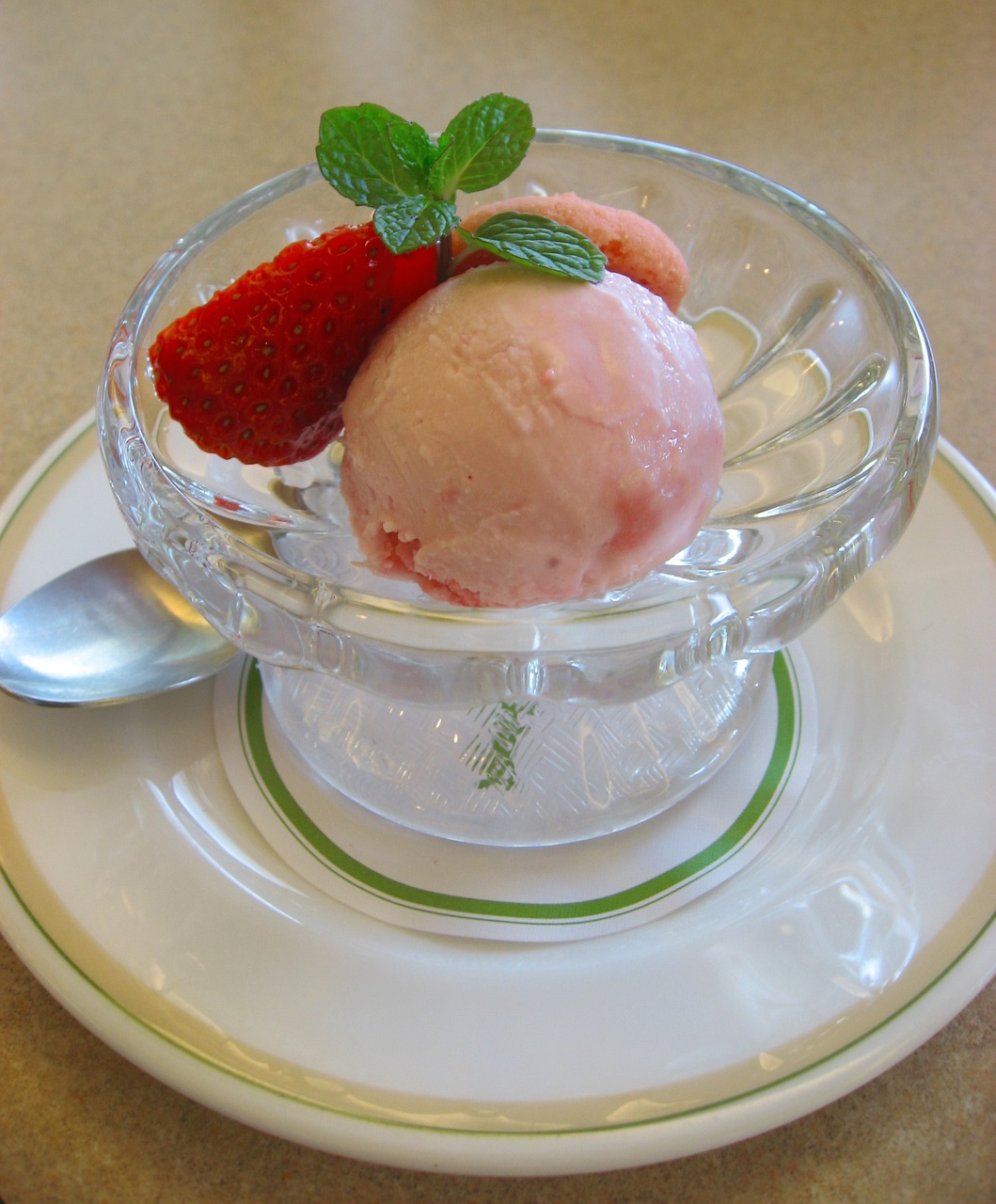 strawberry flavor ice cream served with strawberry free photo