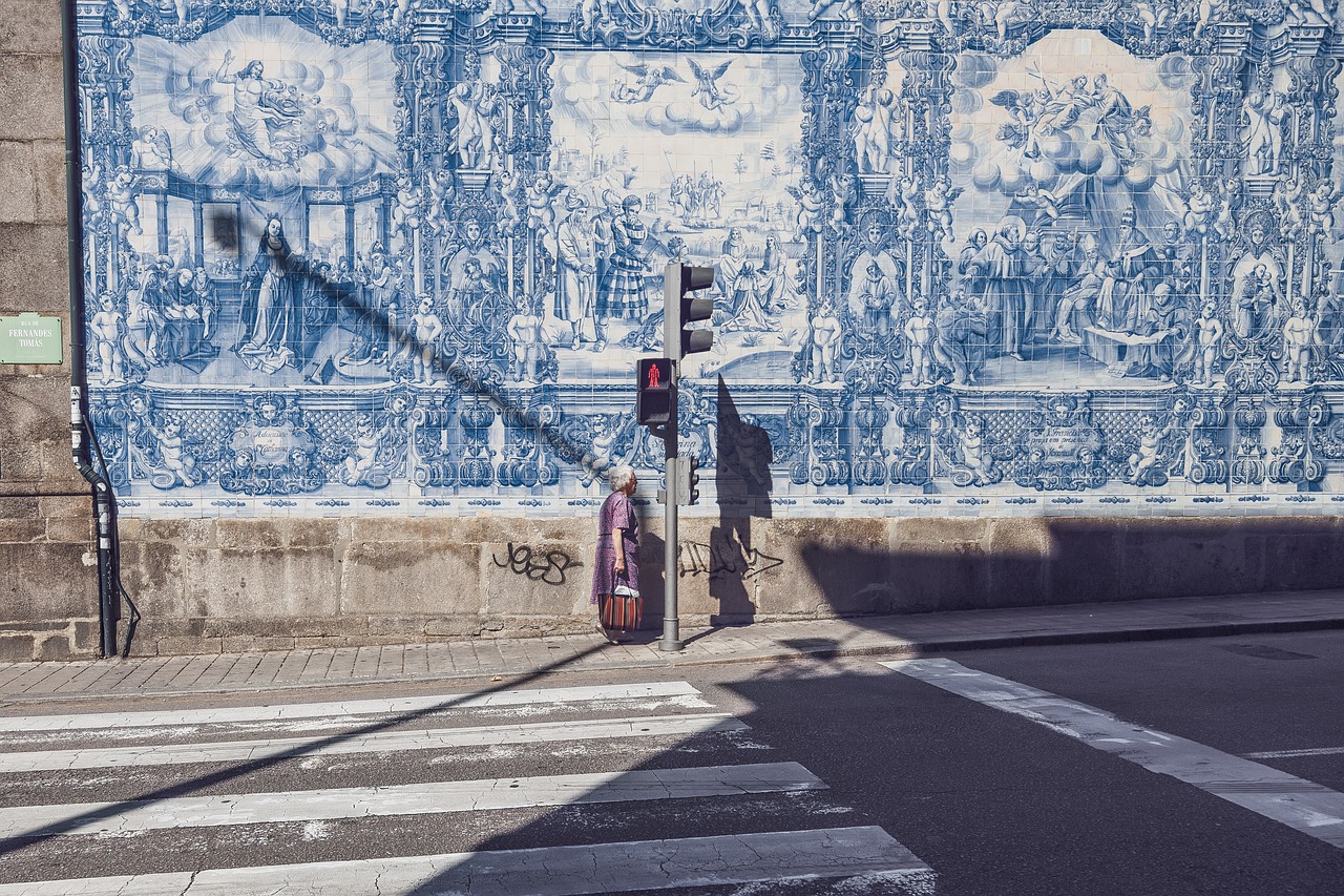 street  pedestrian crossing  woman free photo