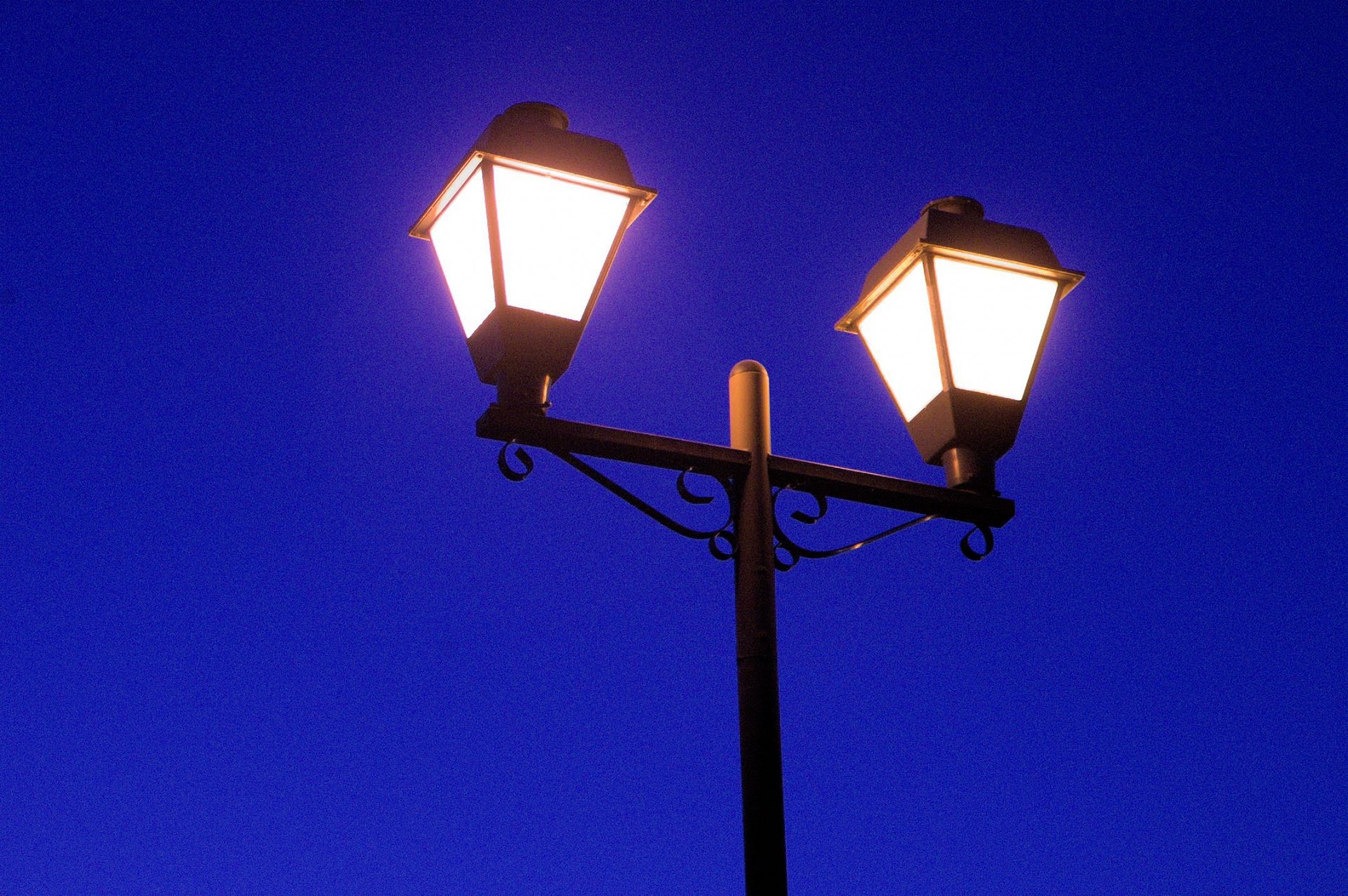 street lamp blue hour free photo