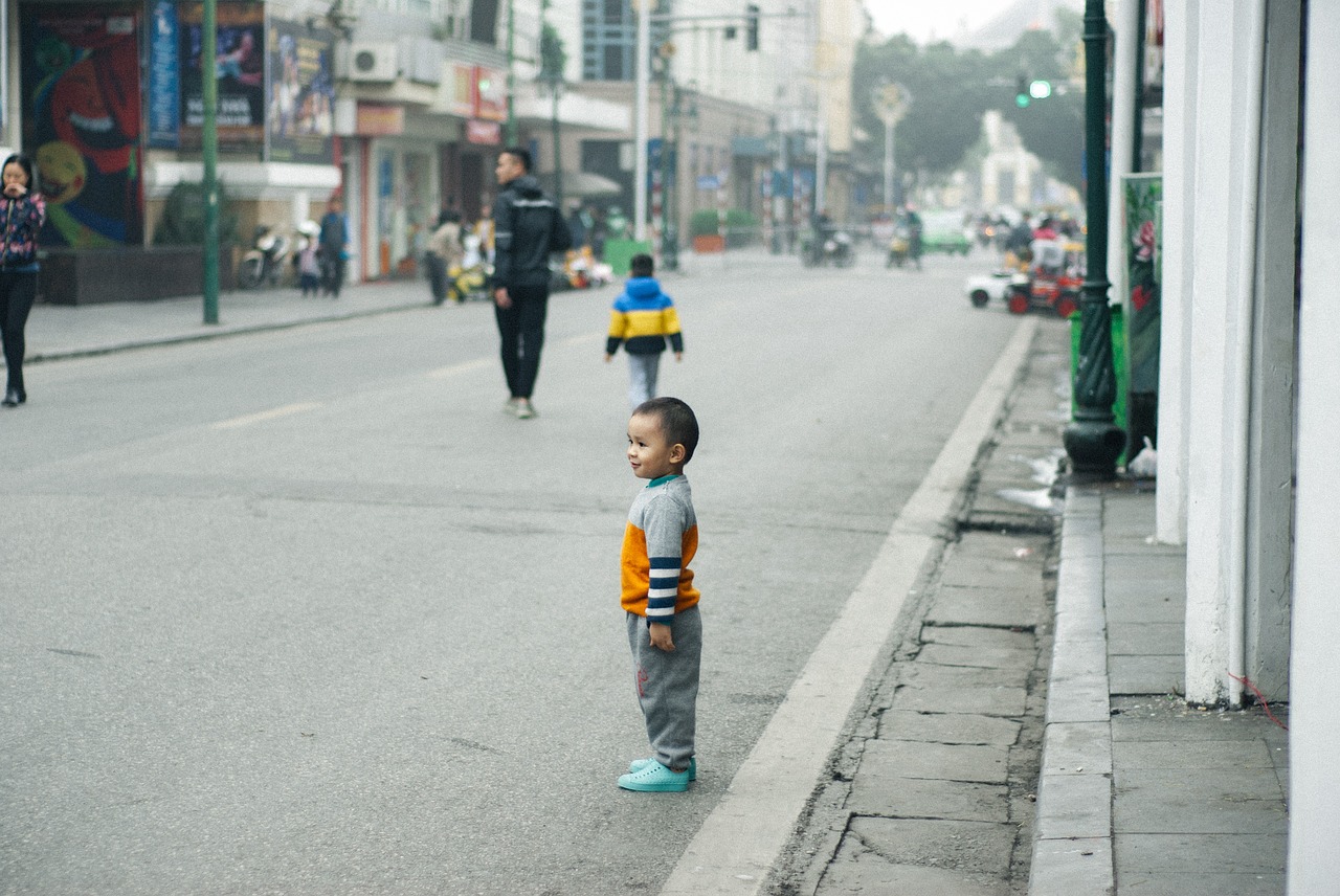 street life  child  cute free photo