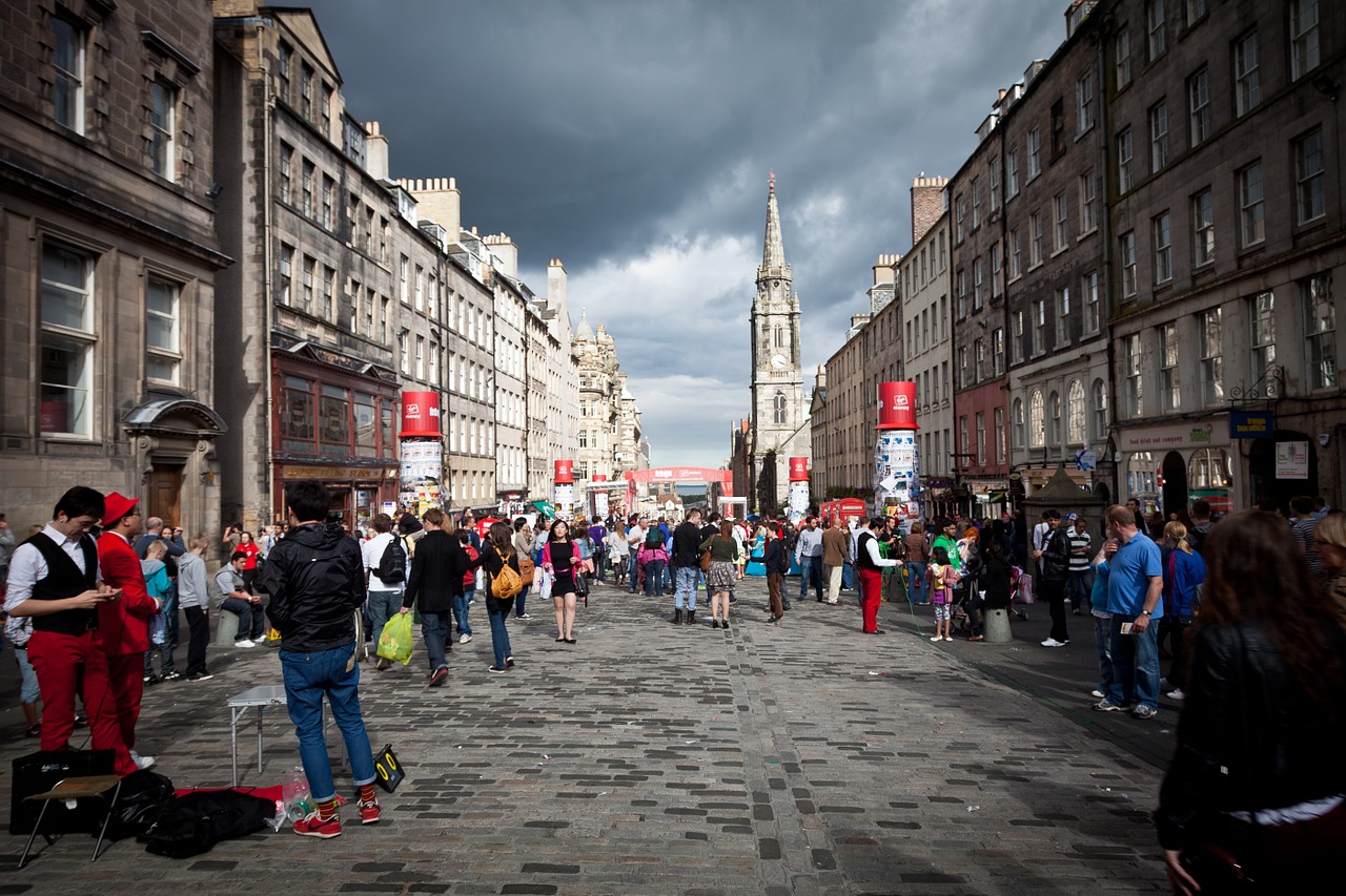 street performers edinburgh fringe actors free photo