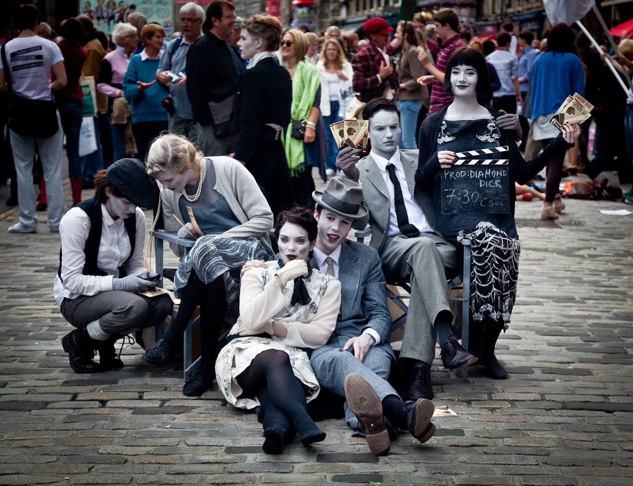 street performers edinburgh fringe actors free photo