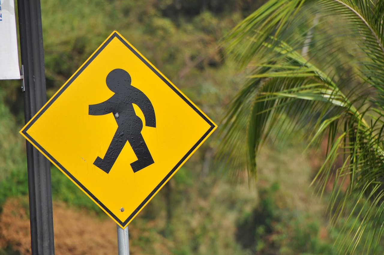 street sign  panama  pedestrian free photo