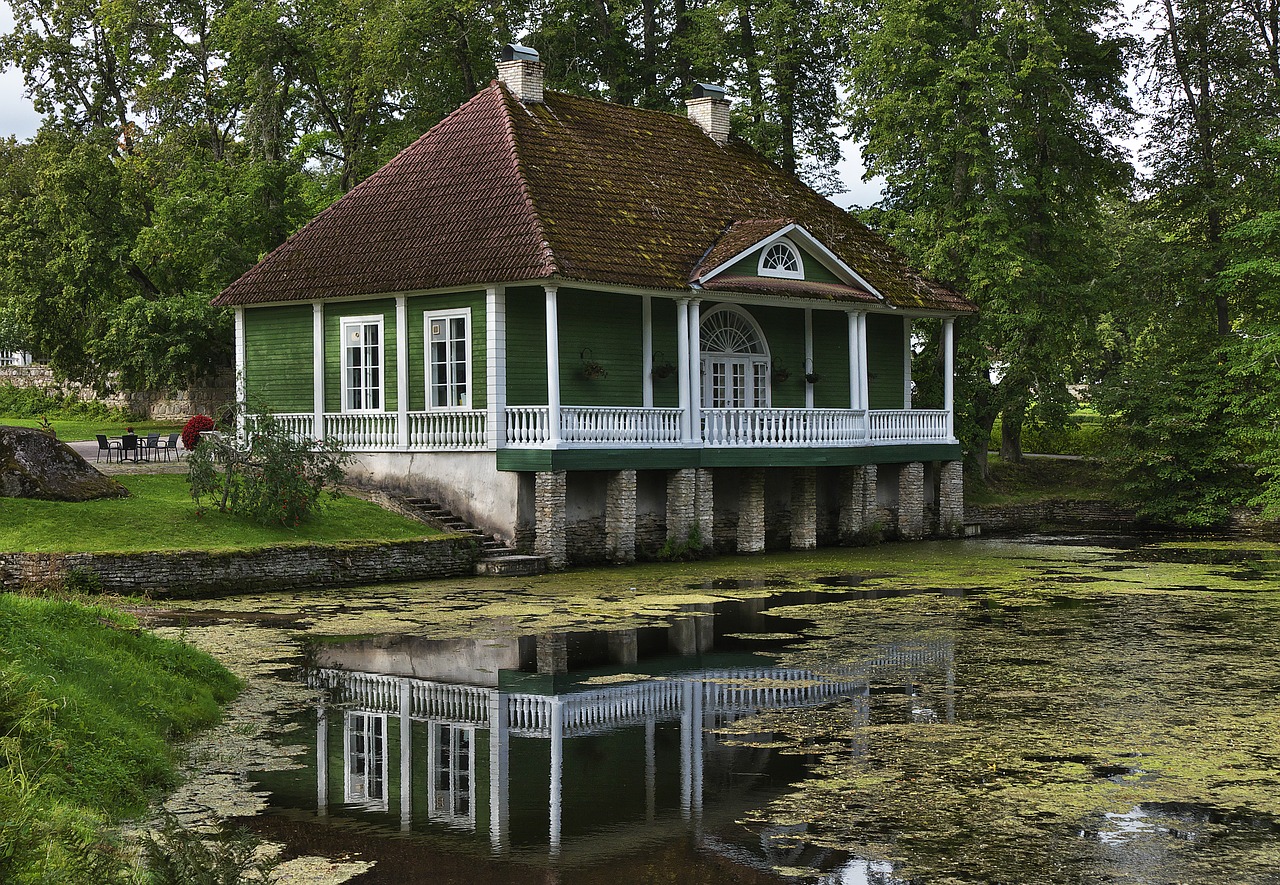 summer house mirroring lake free photo