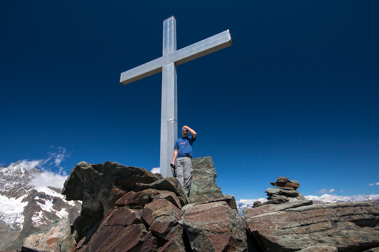 Mt cross. Гора крестик Саяногорск. Крест на вершине горы Кармель. Крест на горе. Крест на горе в Крыму.