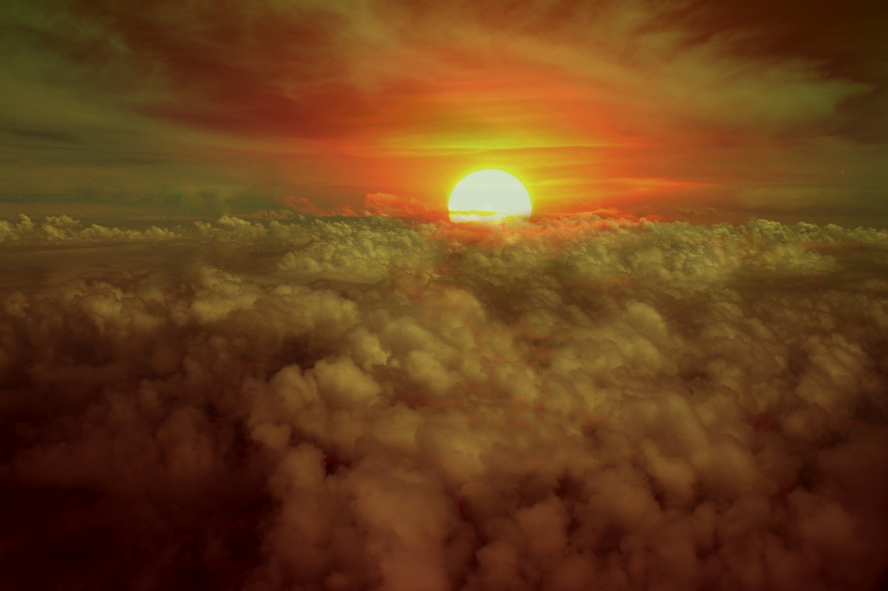 The sun is the cloud. Солнце над облаками. Круглые облака над сонце.
