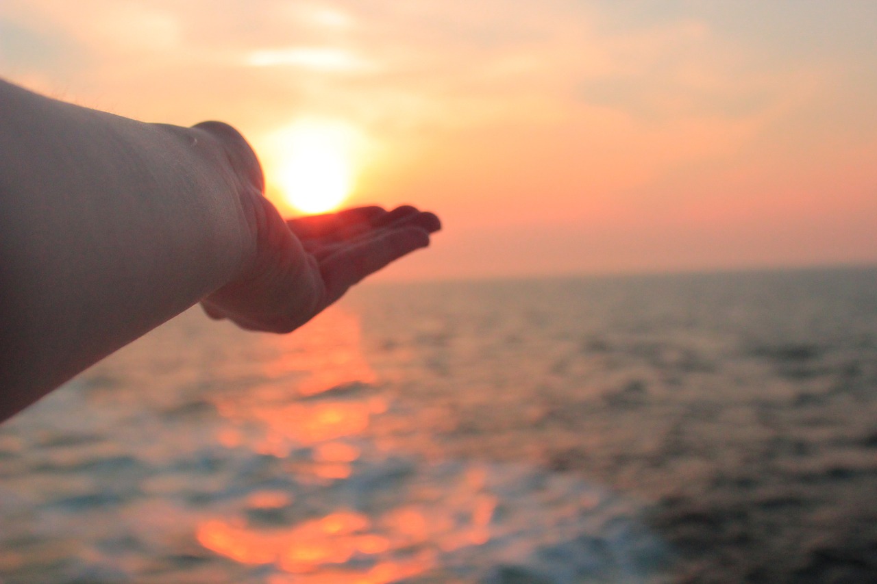 sun hand sea free photo