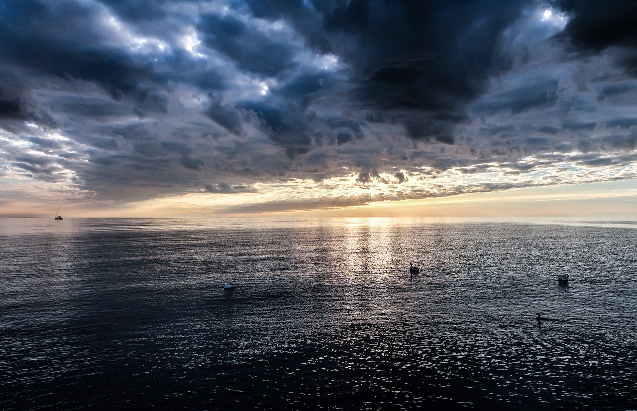 Завтра море. Небо утро море. Ночь очень раннее утро на море. Sunrise темная. Dark morning.