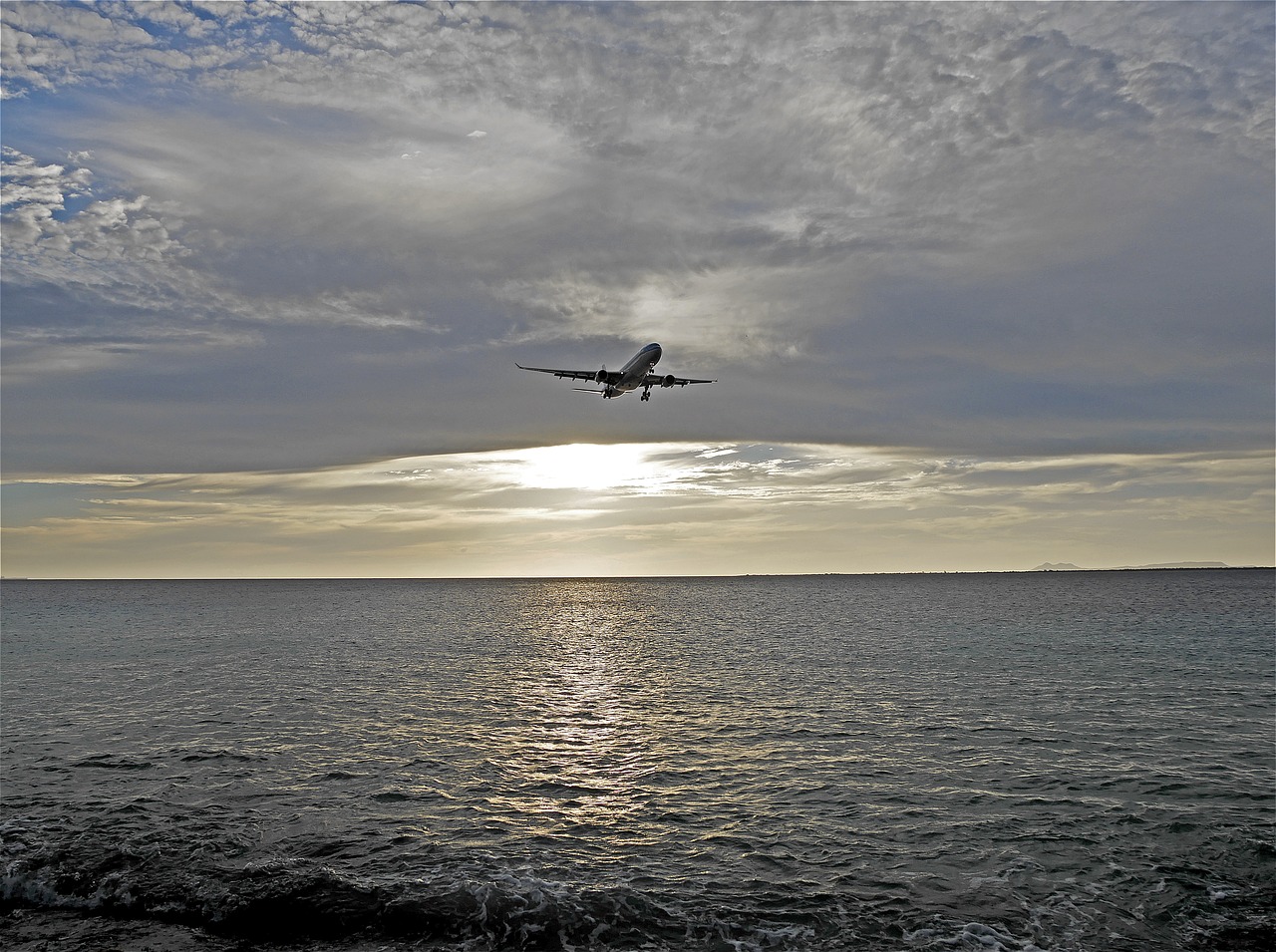 Самолеты над небом. Самолет над морем. Самолет в небе. Самолет над океаном. Полет над морем.