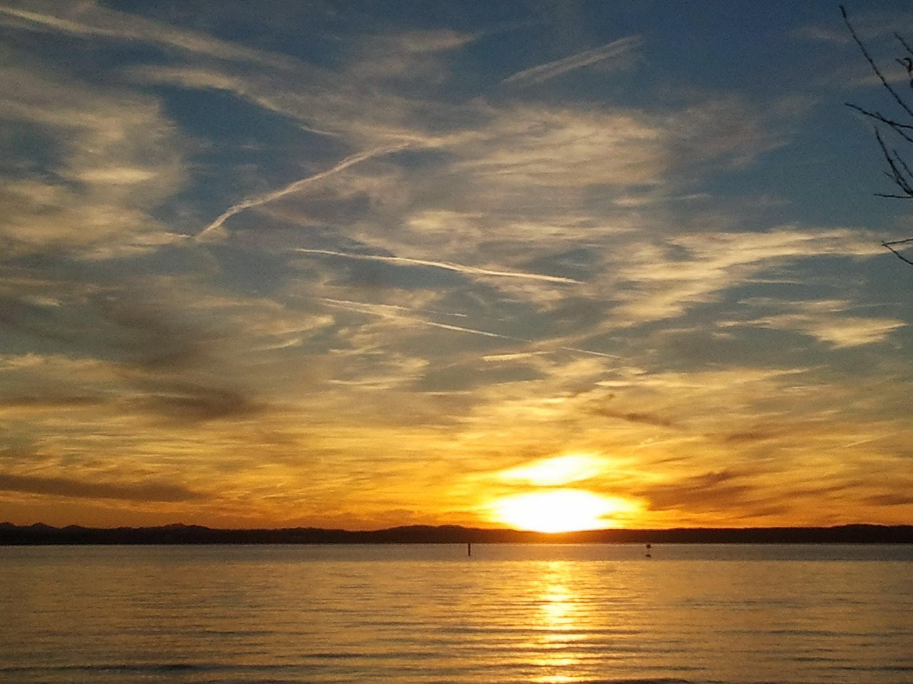 Два солнца на закате. Боденское озеро Восход солнца. 2 Солнца на небе. Отражение солнца в небе. Двойное солнце.