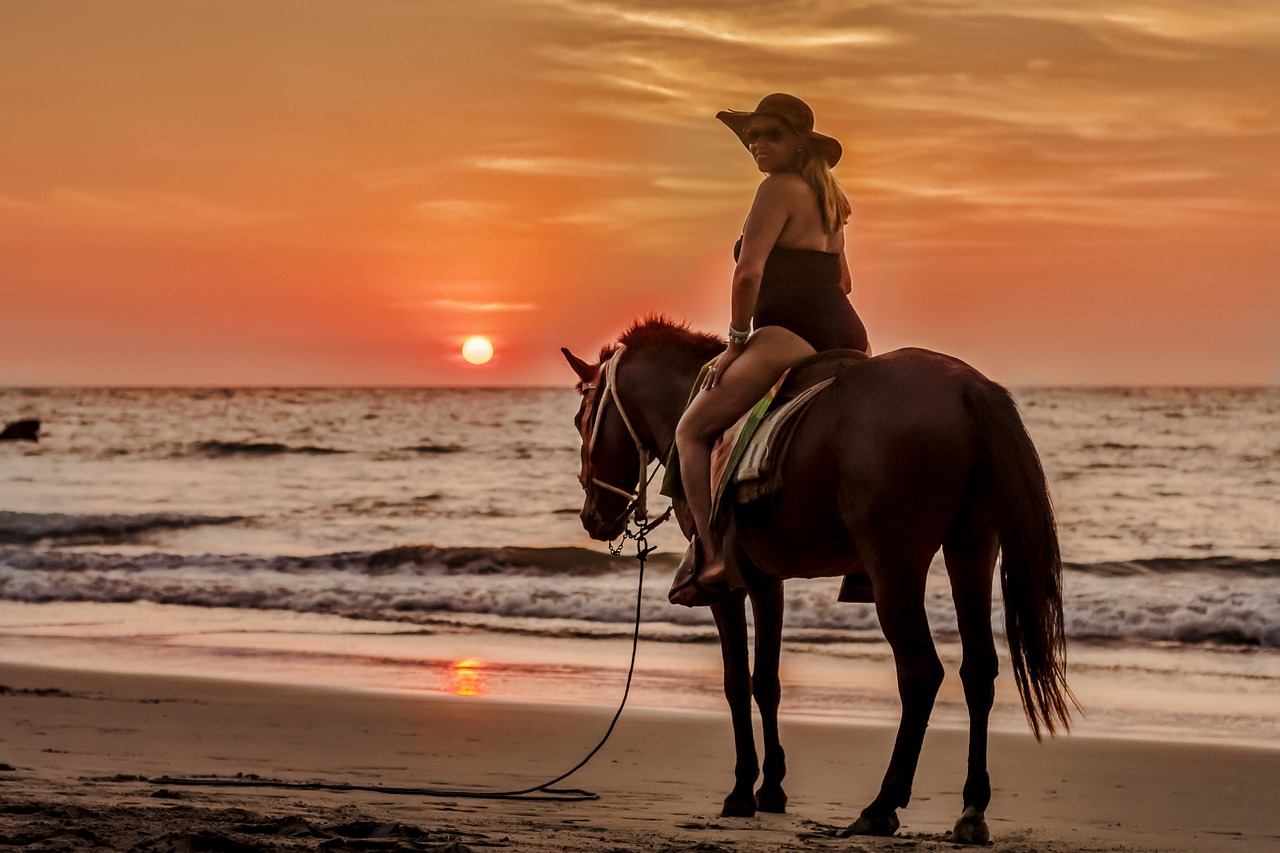 Верховая езда на пляже. A Mural of the Sunset on the Beach.