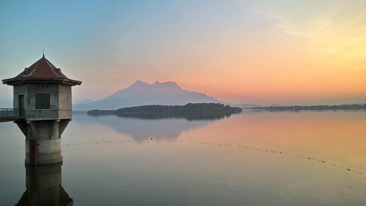 sunset  the lake and streams two  suoi hai lake free photo