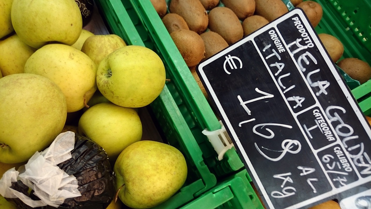 supermarket apples food free photo