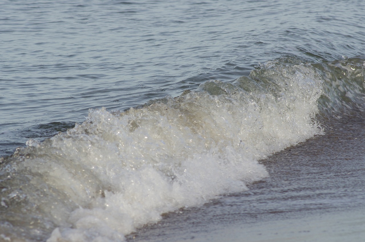 surf wave spray free photo