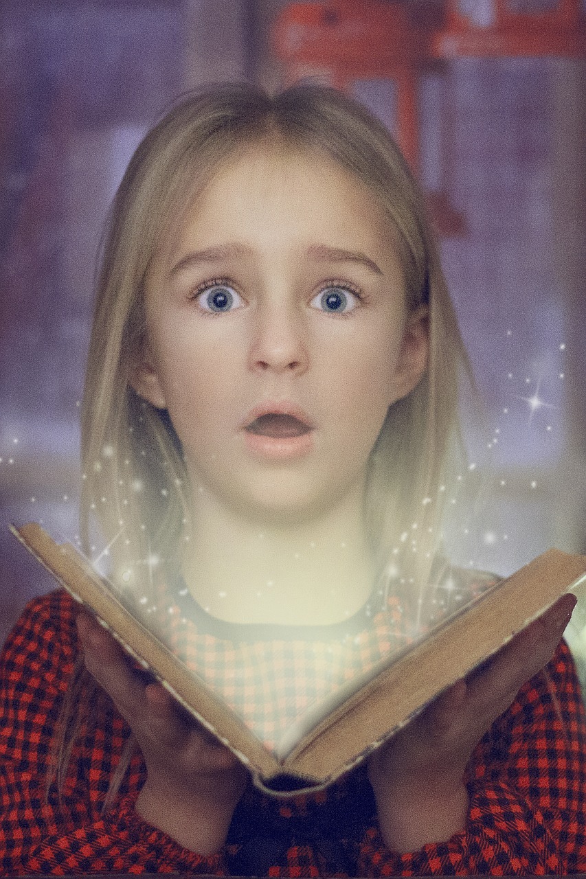 surprise  magic  the little girl free photo