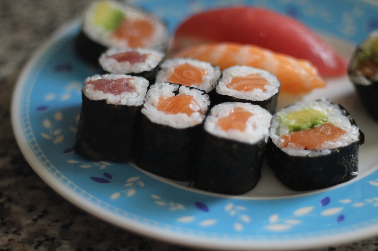 sushi  japanese food  hosomaki free photo