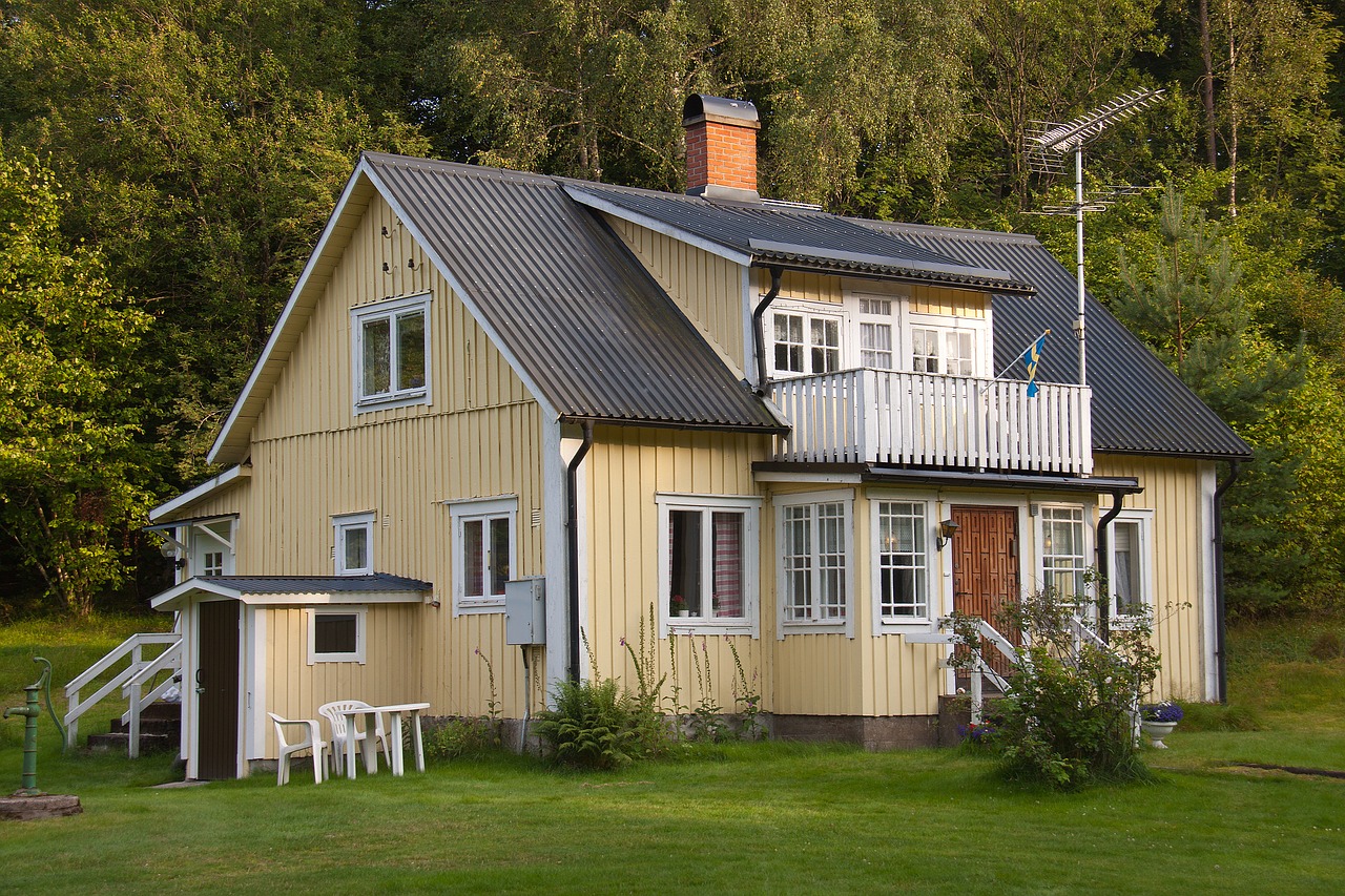 swedish house yellow free photo