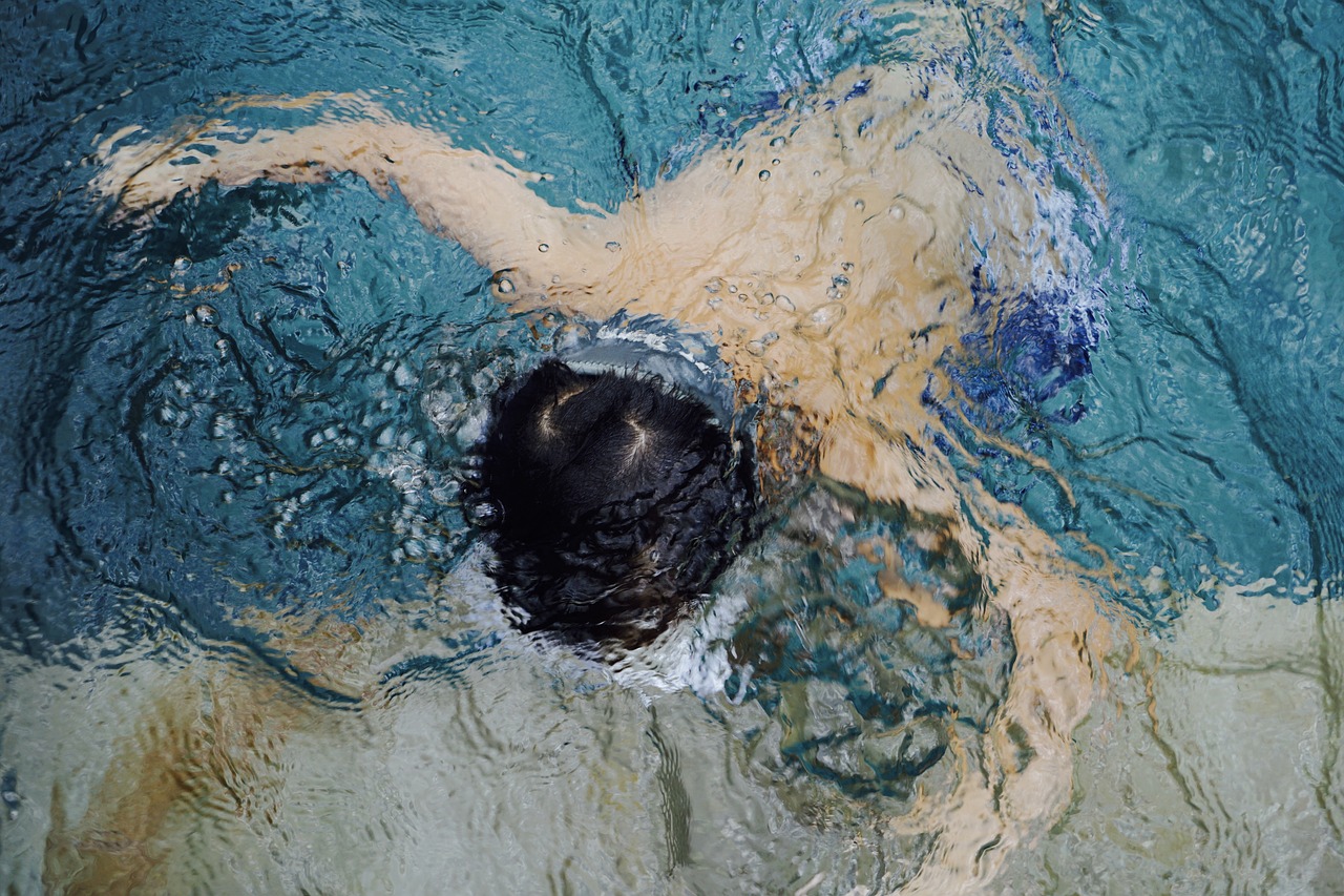 swimming child  underwater child  kid swimming free photo