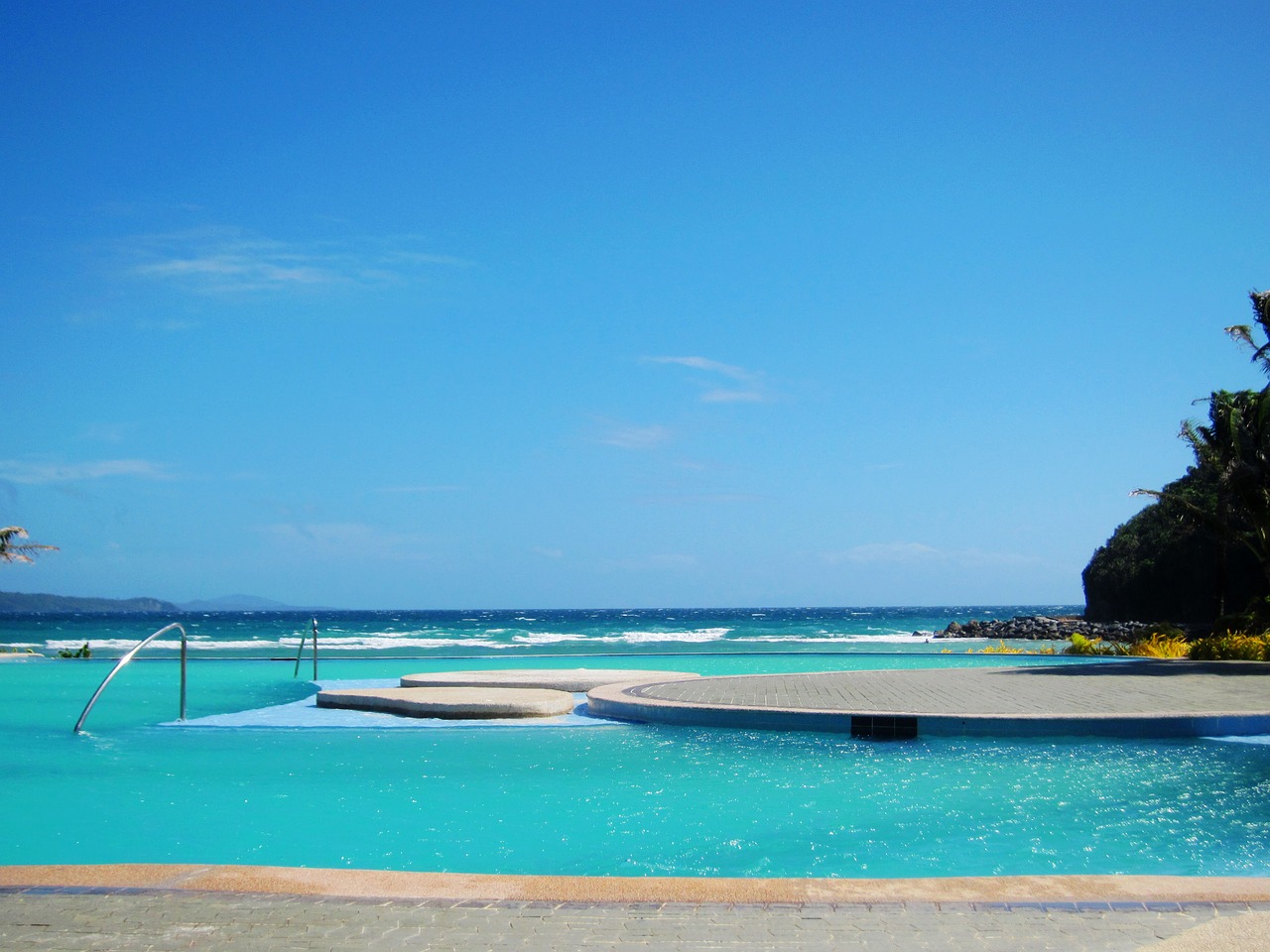 swimming pool  philippine lotto central  sea free photo