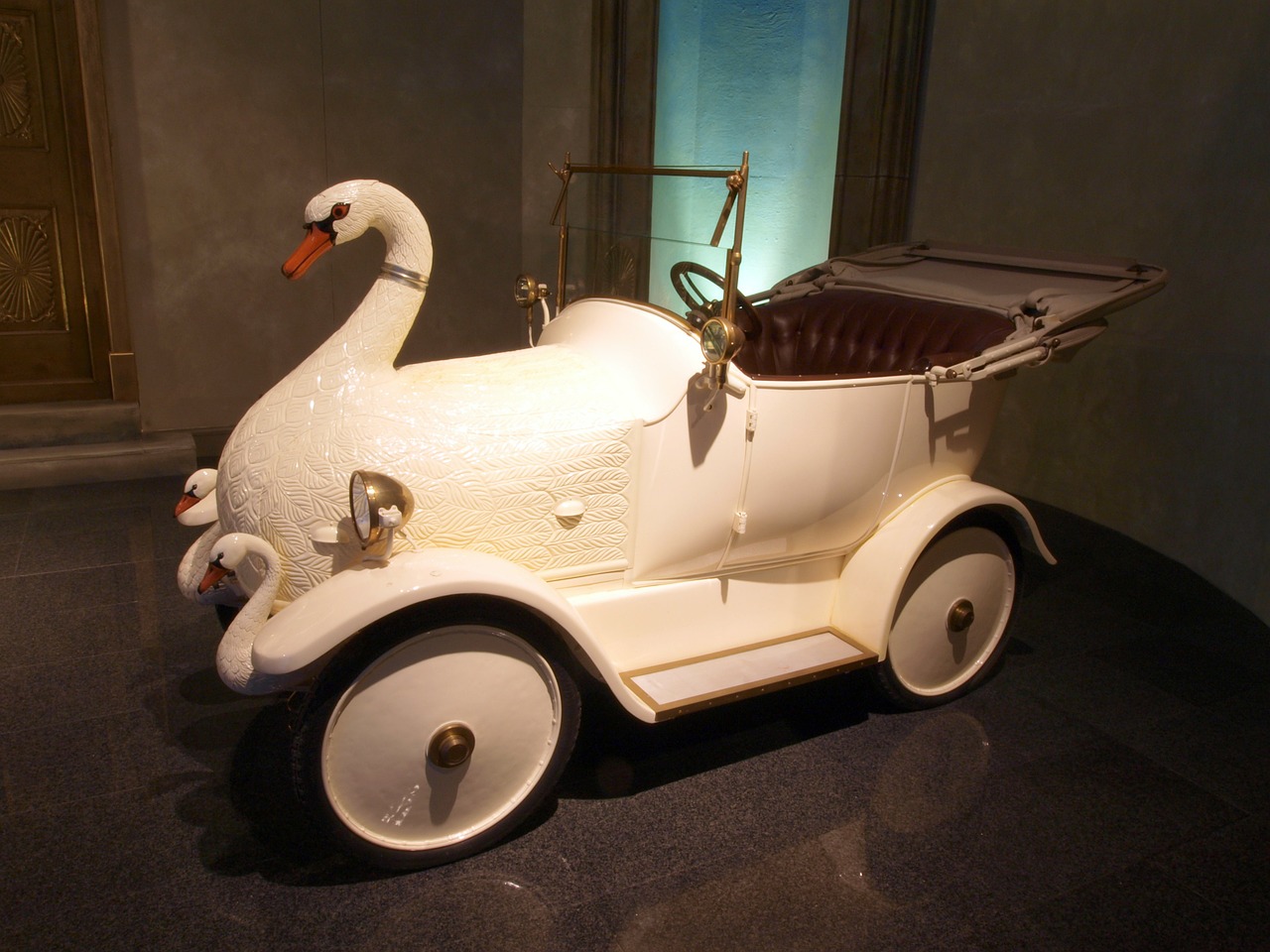sygnet 1920 the baby swan car free photo