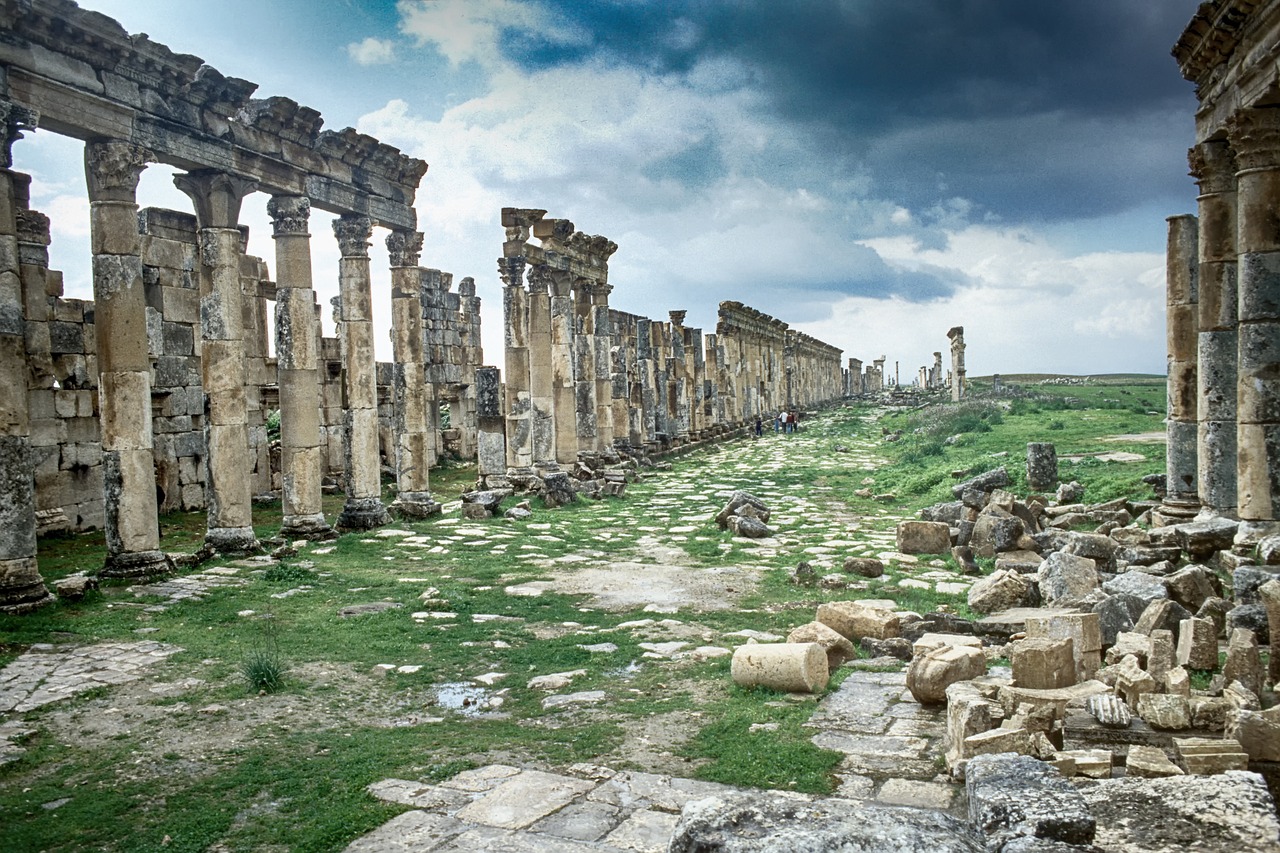 Wuming bay corroded ruins. Апамея (Сирия). Рим руины древнего города. Апамея древний город. Античные развалины Римская Сирия.