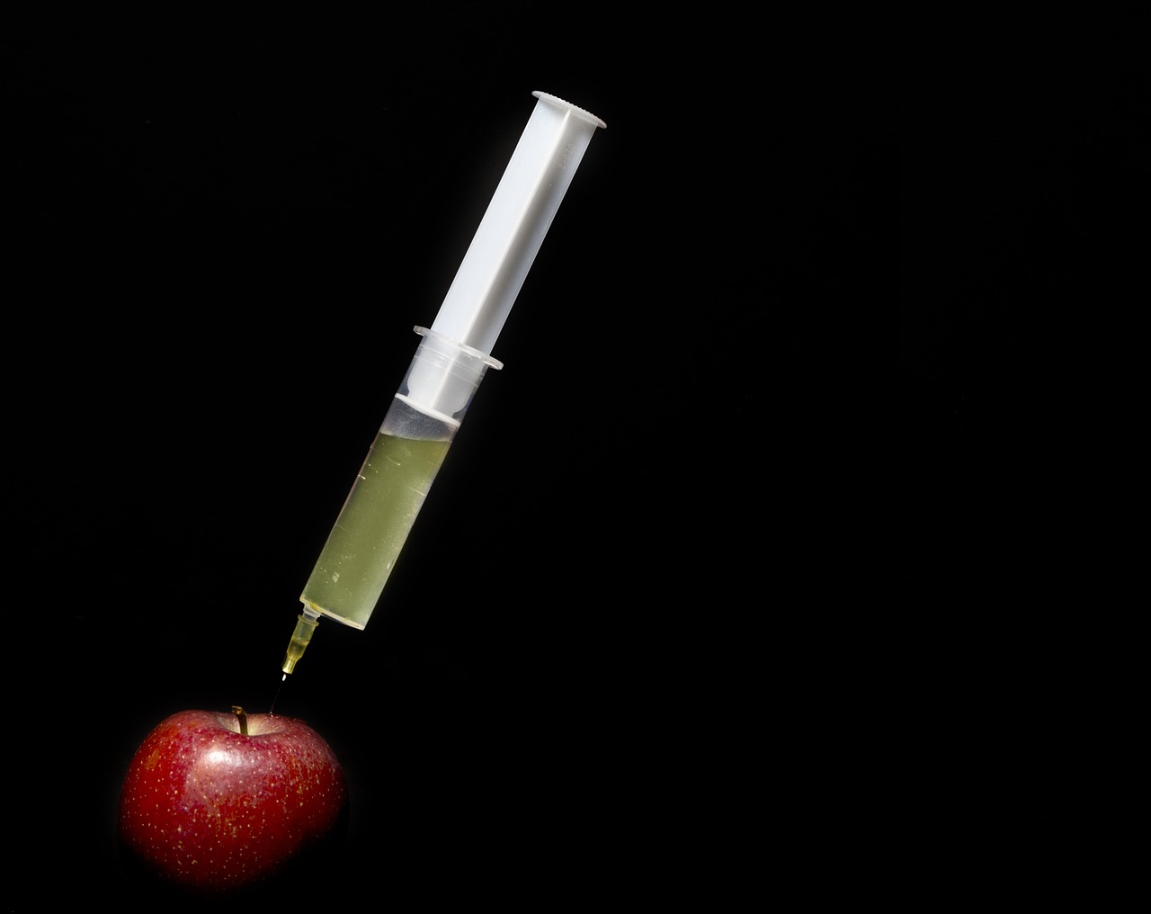 syringe hypodermic syringe apple free photo