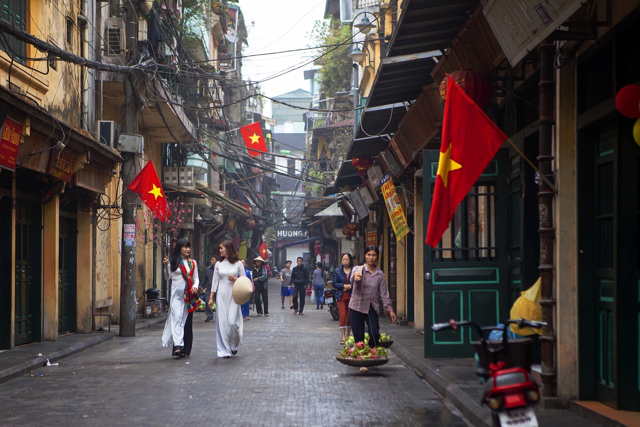 ta hien street  early morning in hanoi  hanoi old quarter free photo