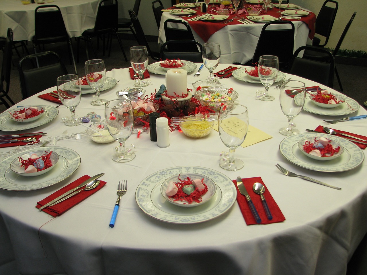 table setting red free photo