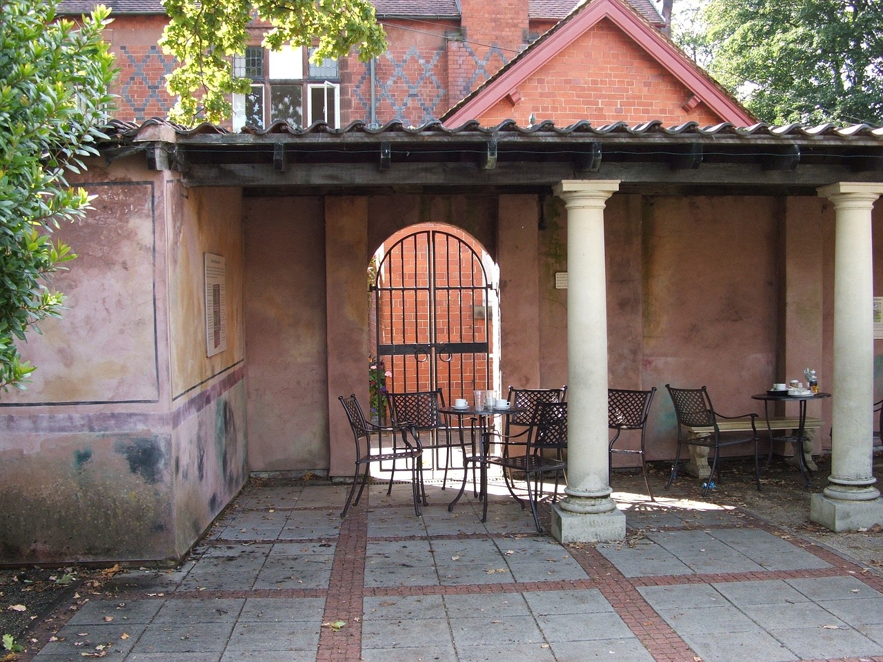 table chairs pillars free photo