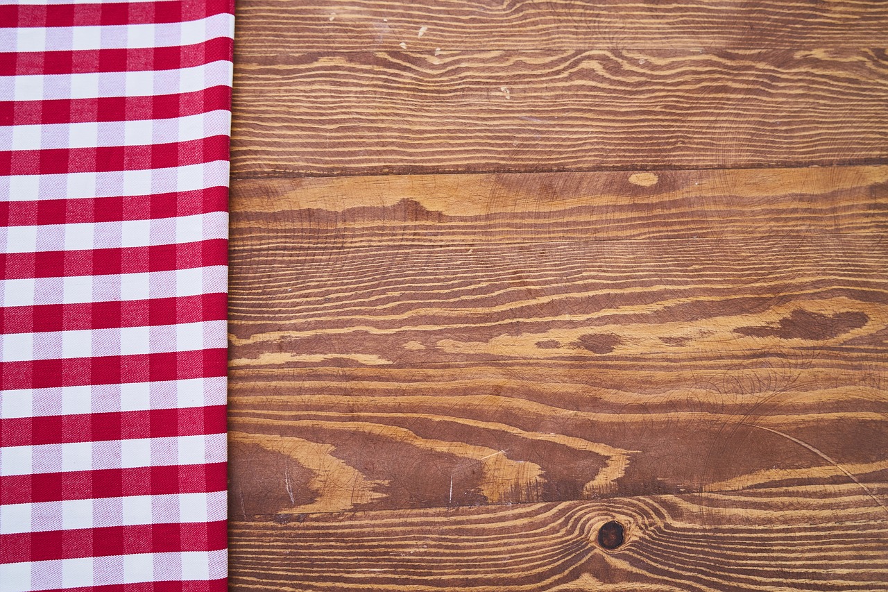 table cover red free photo