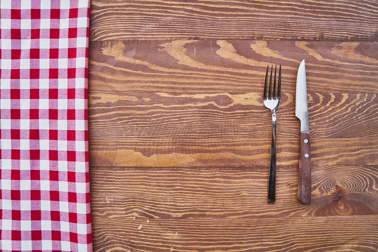 table cover red free photo