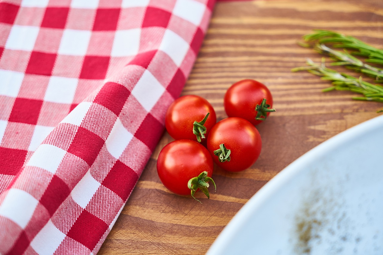 table tomato food free photo