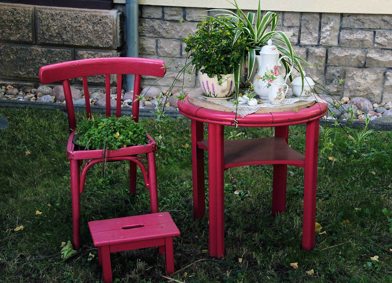 table chair red free photo