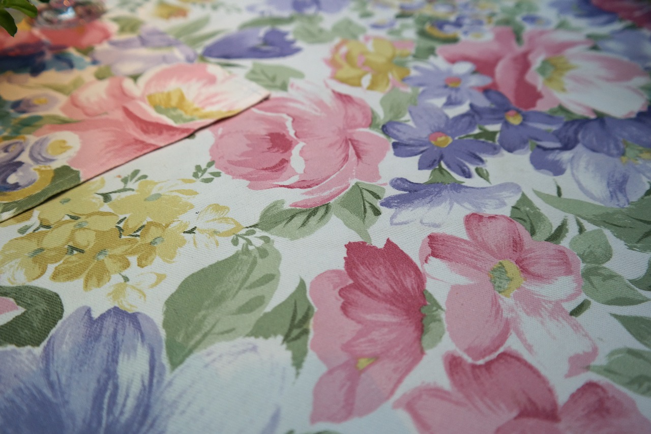 tablecloth flowers pattern free photo