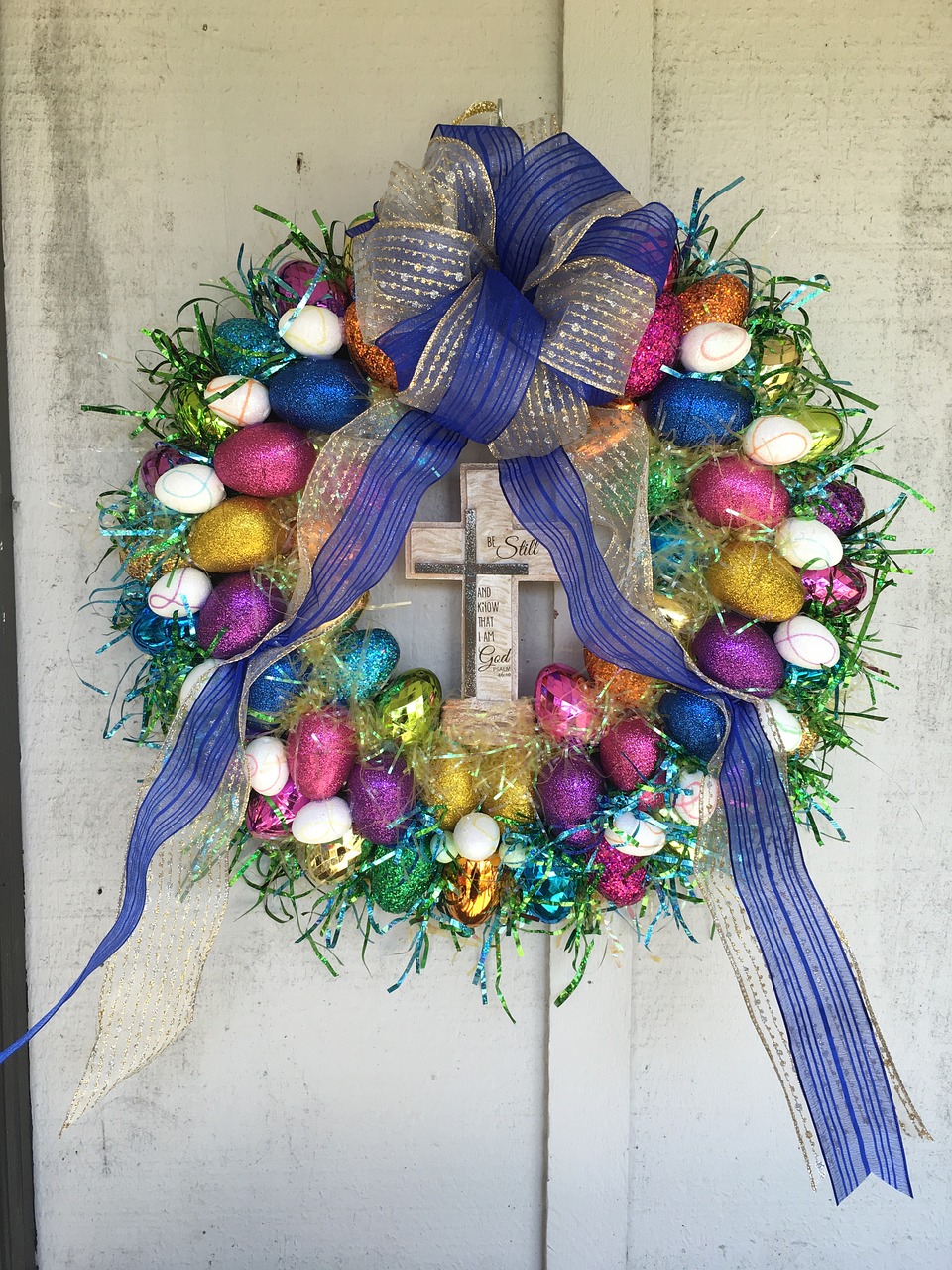 tags separated by easter wreath door free photo