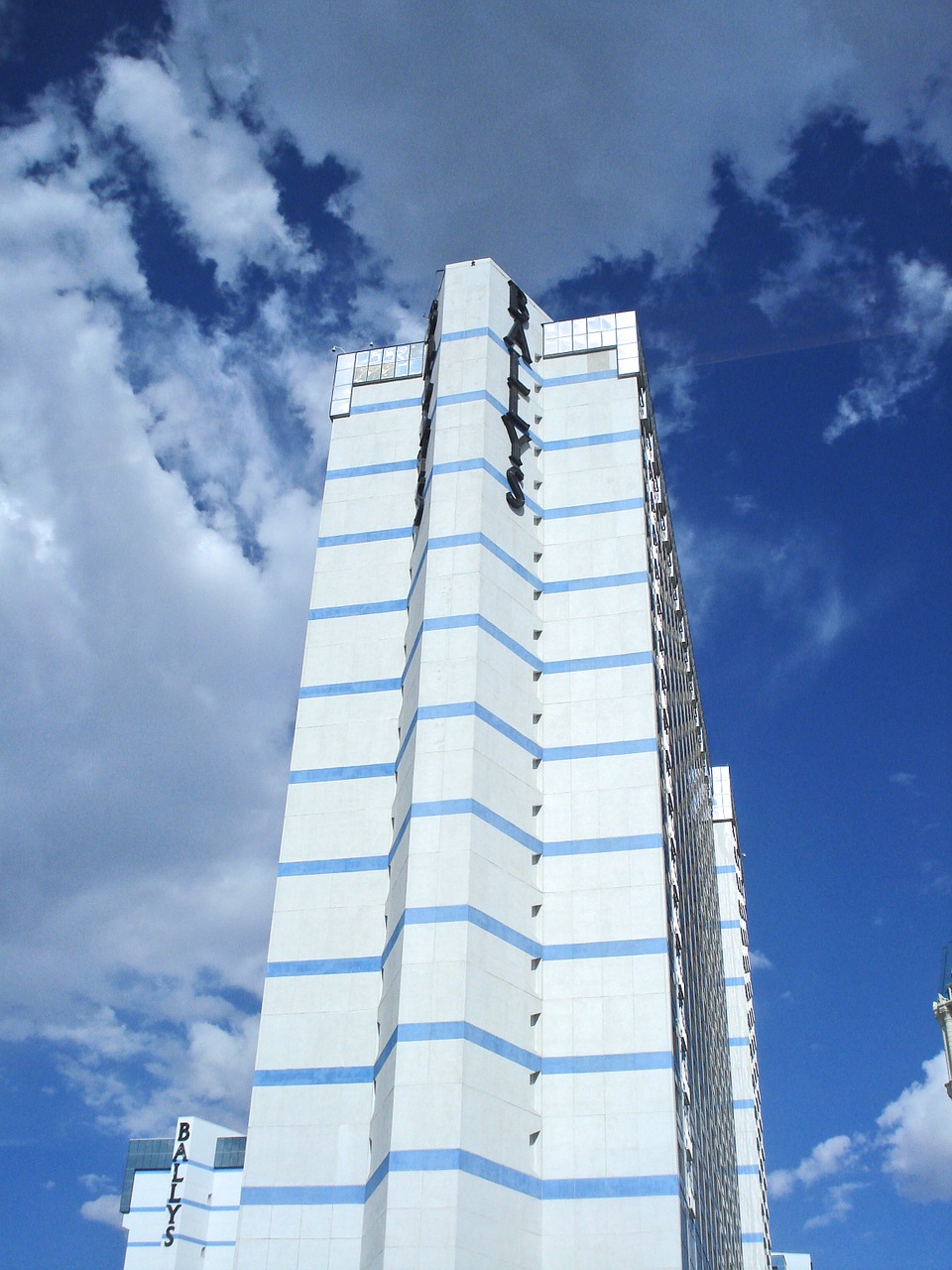 tall building hotel las vegas free photo
