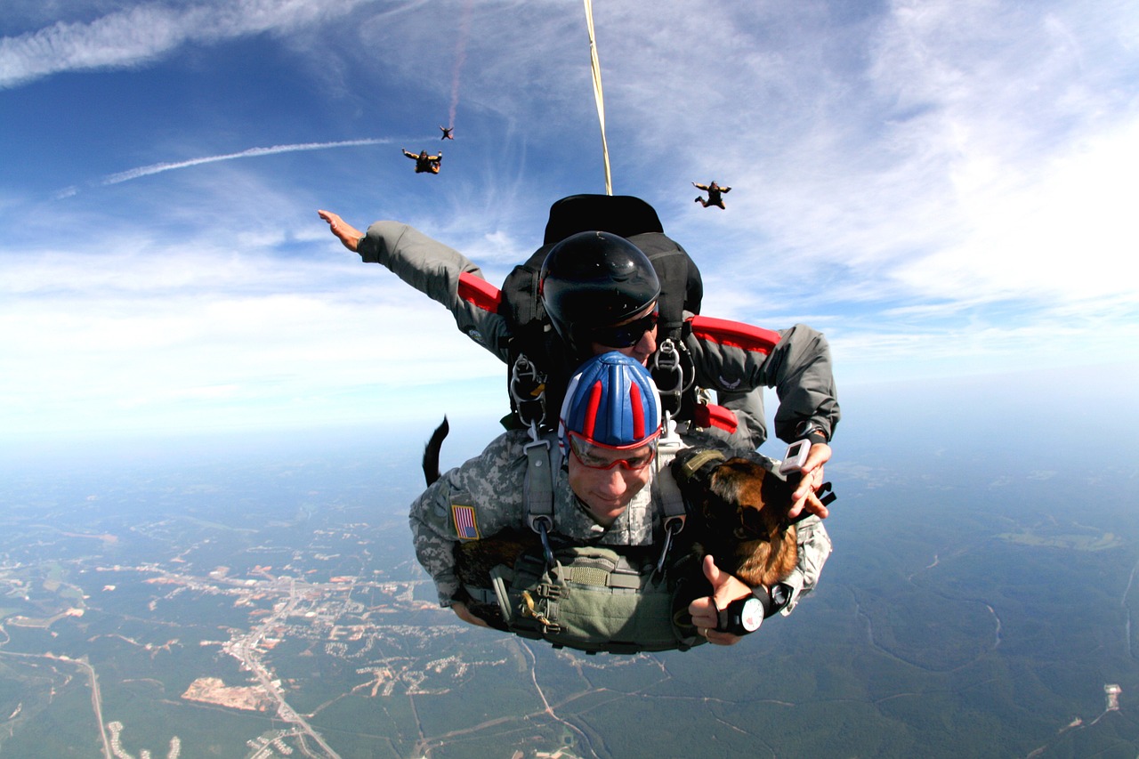 tandem skydivers skydivers teamwork free photo