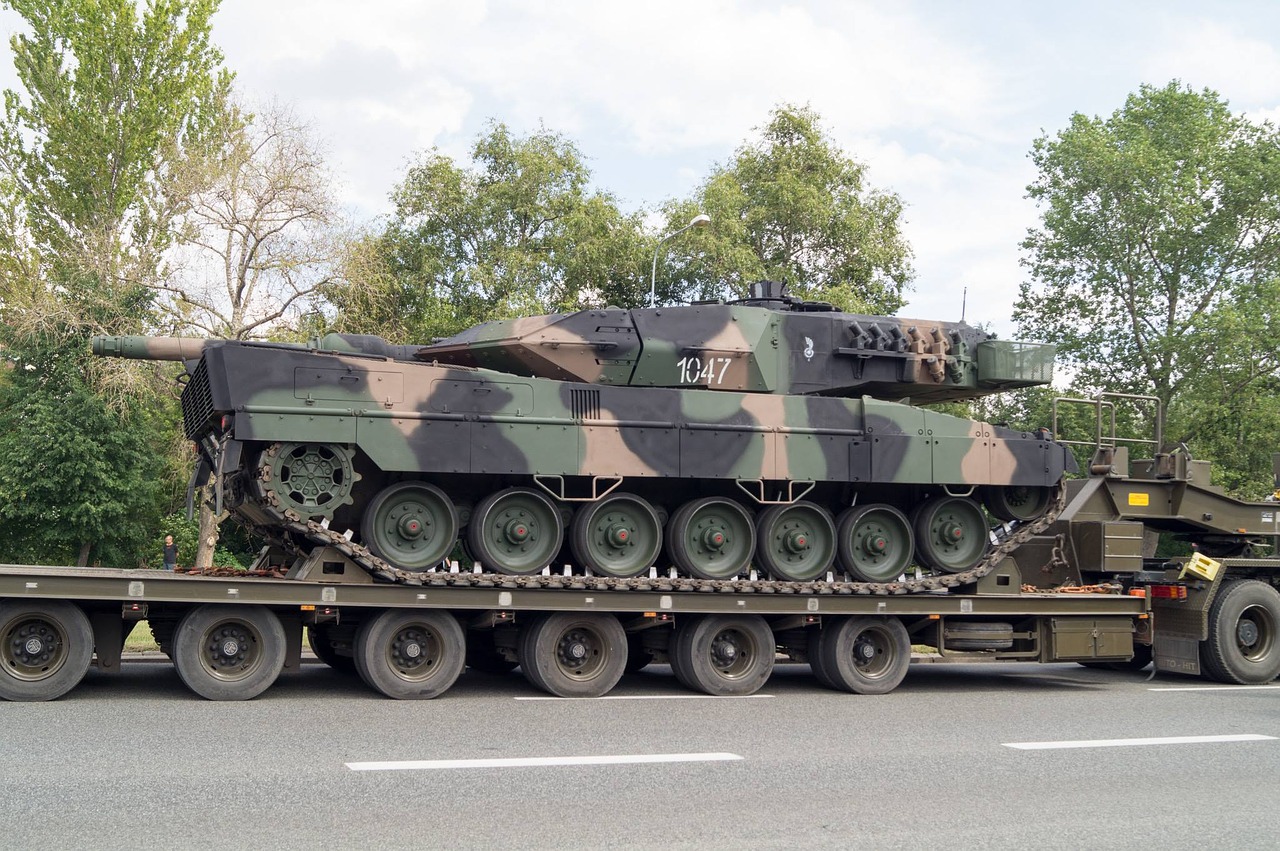 tank leopard trailer free photo