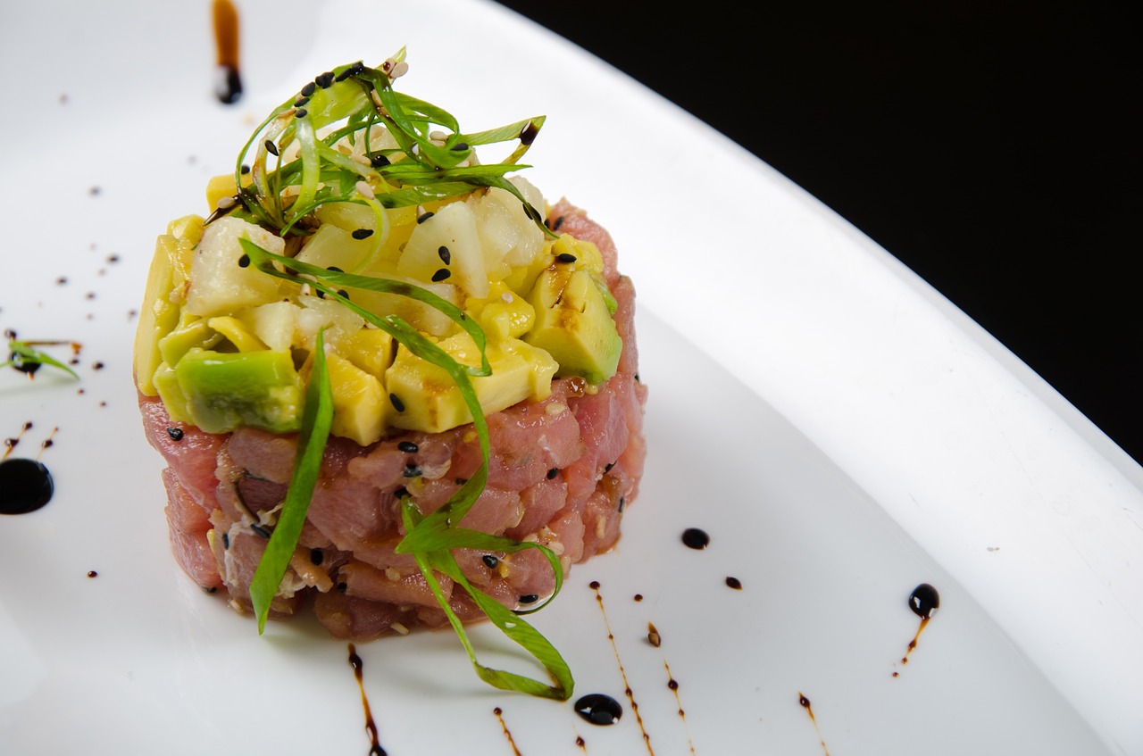 tartare di tonno  salmon  avocado free photo