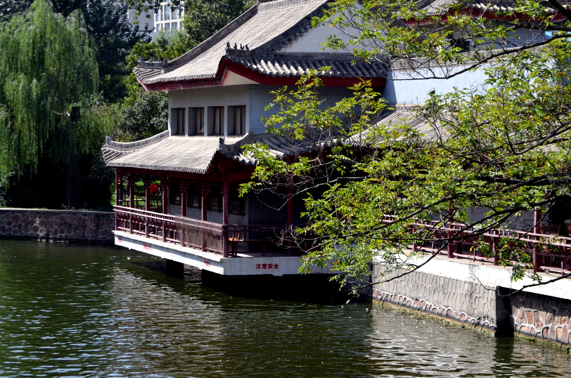 Какой китайский дом. Фанза китайский дом традиционный. Чайный дом в Китае. Япония чайный домик сусуитэи. Чайные домики Ханчжоу.
