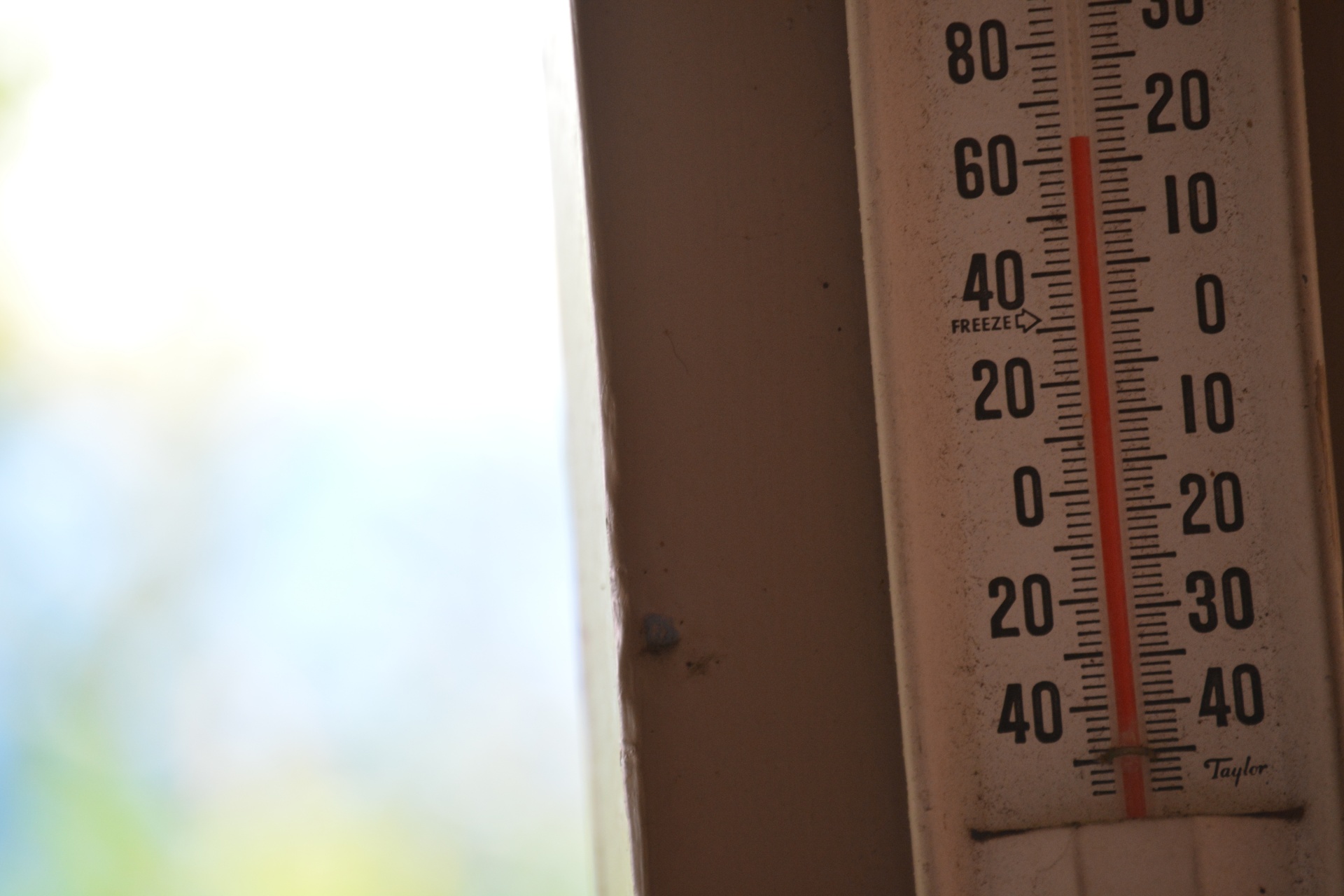 В простое температура 60. Термометр жара. Температура картинки. Температура 60 градусов. Фотография термометра Кельвина.