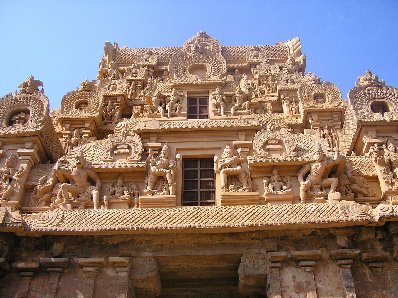 temple brihadeeswara gopuram free photo